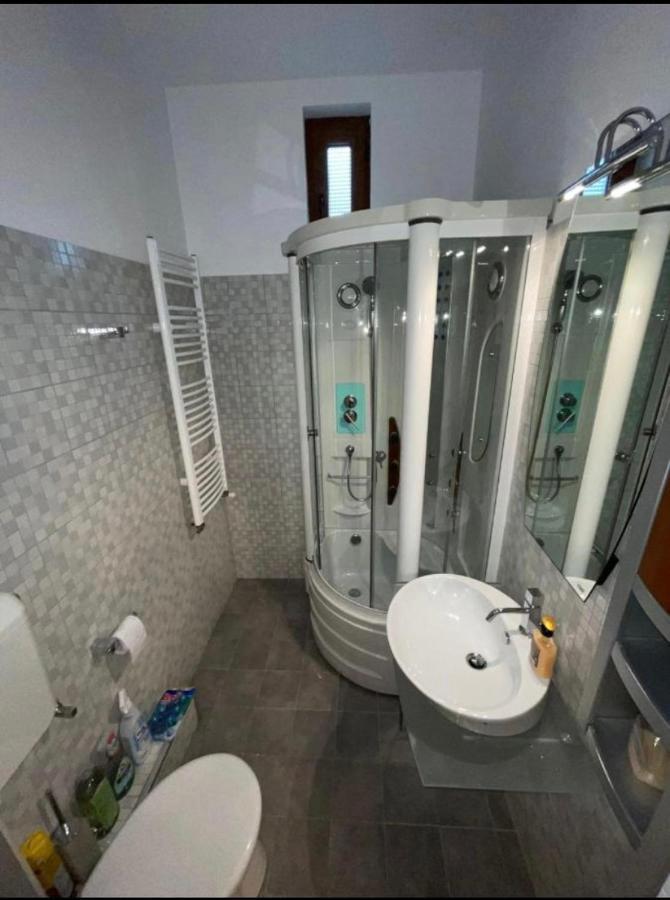 Young Downtown Apartment Arad Exterior foto